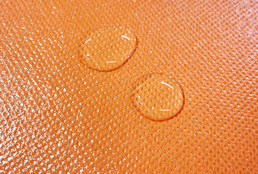 完全防水ではありませんが、水をはじきやすいラミネート加工仕様です