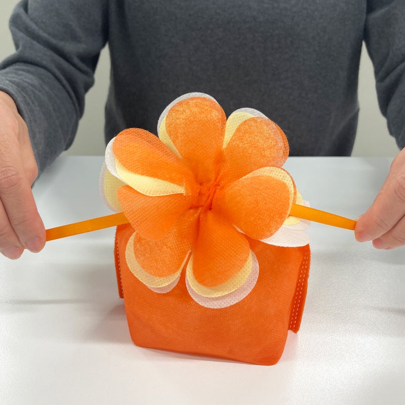 リボンを絞り結びます