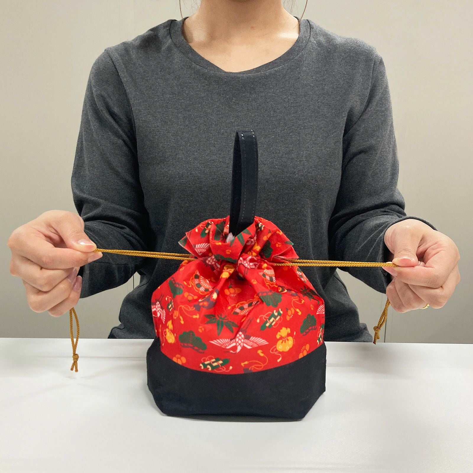 手提げ巾着 宝尽くし柄｜不織布ギフト包装資材の仕入れ通販 ラッピングの森