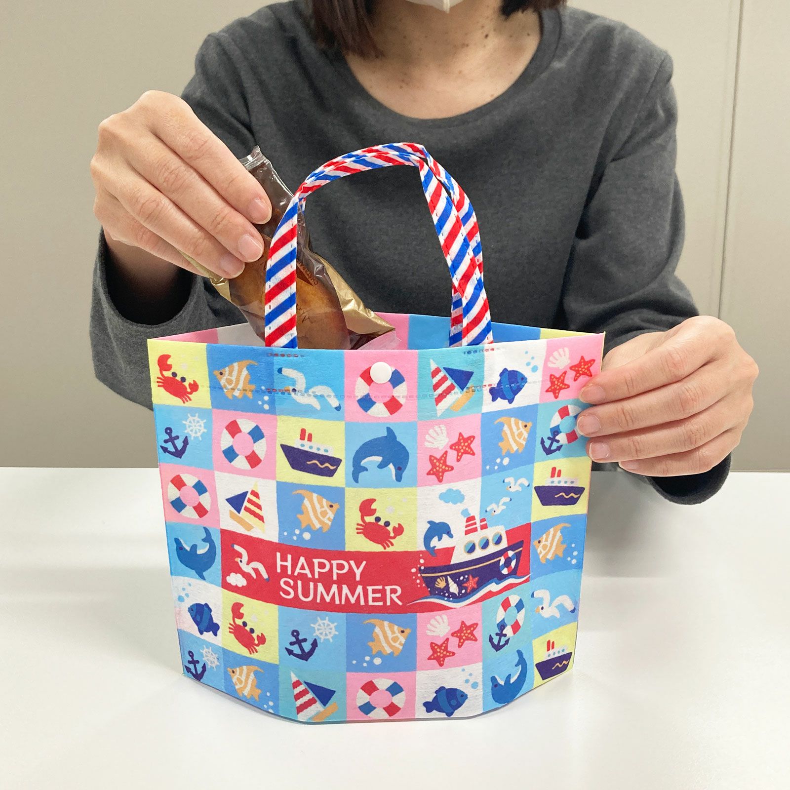 ホック付き袋｜中身を入れる