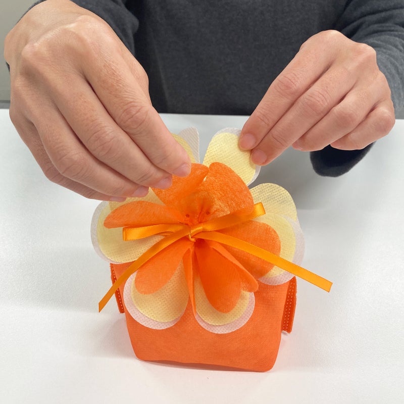 花びらを軽く立体的にします