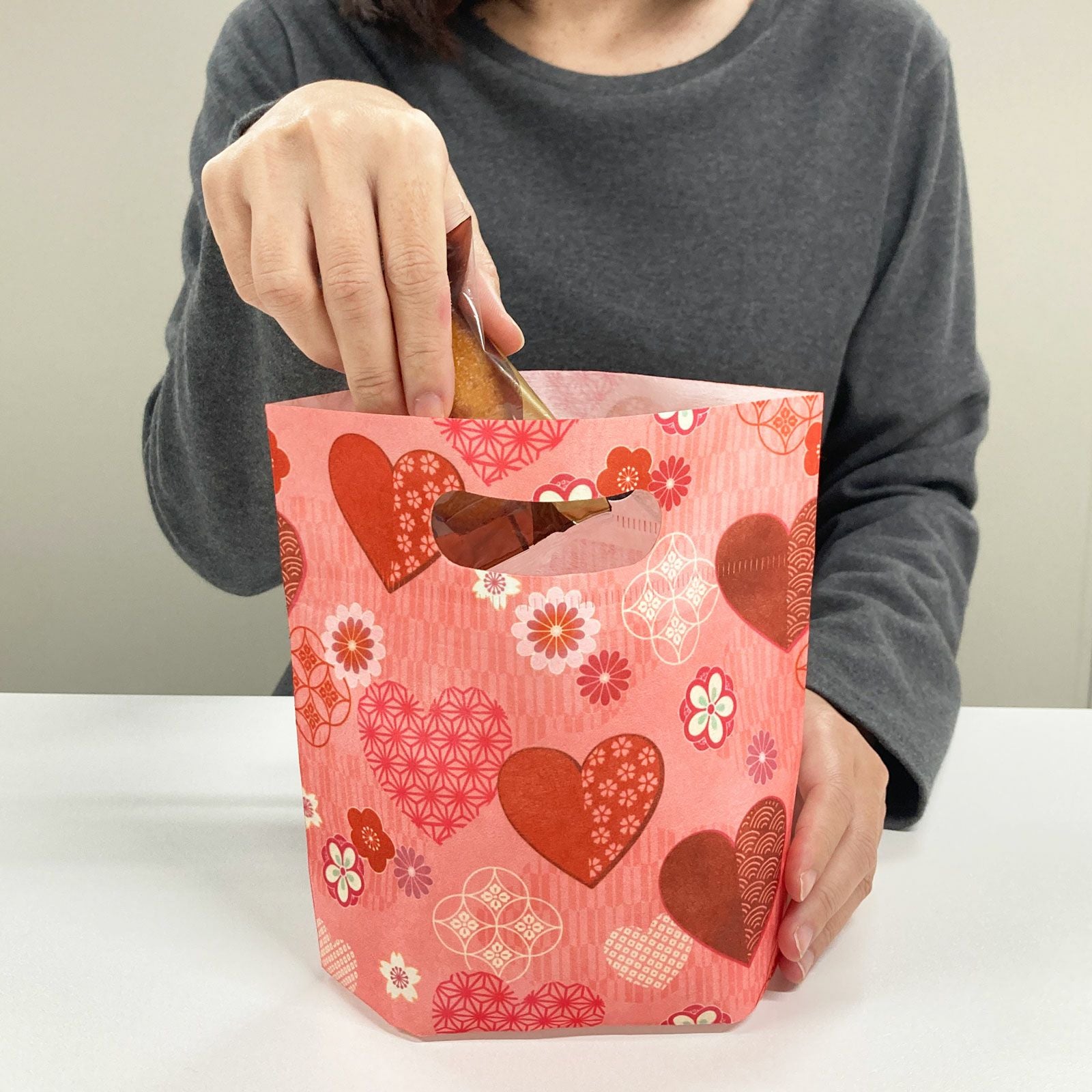 バレンタイン後も使える、柔軟な和風ラッピング