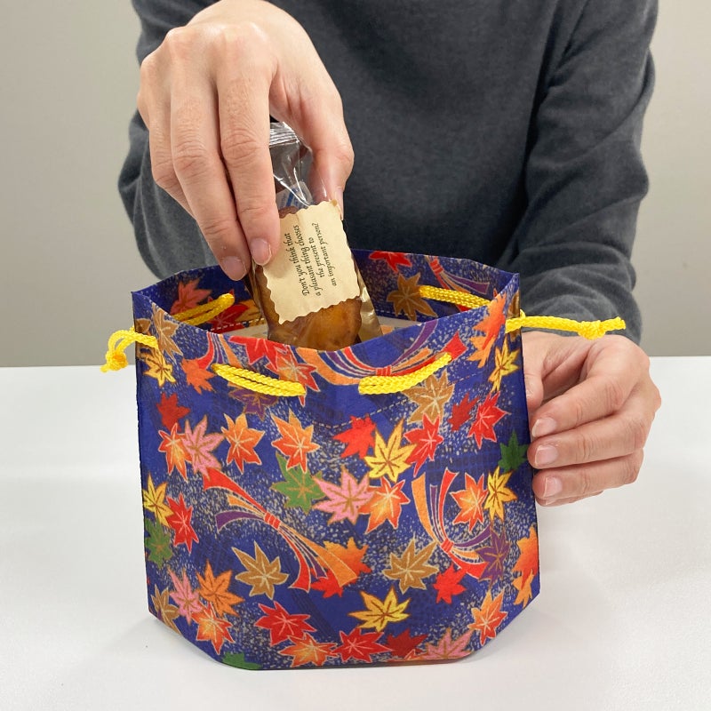 ラッピング｜【秋ギフト】三角巾着　紅葉柄｜不織布ラッピング袋｜20枚入