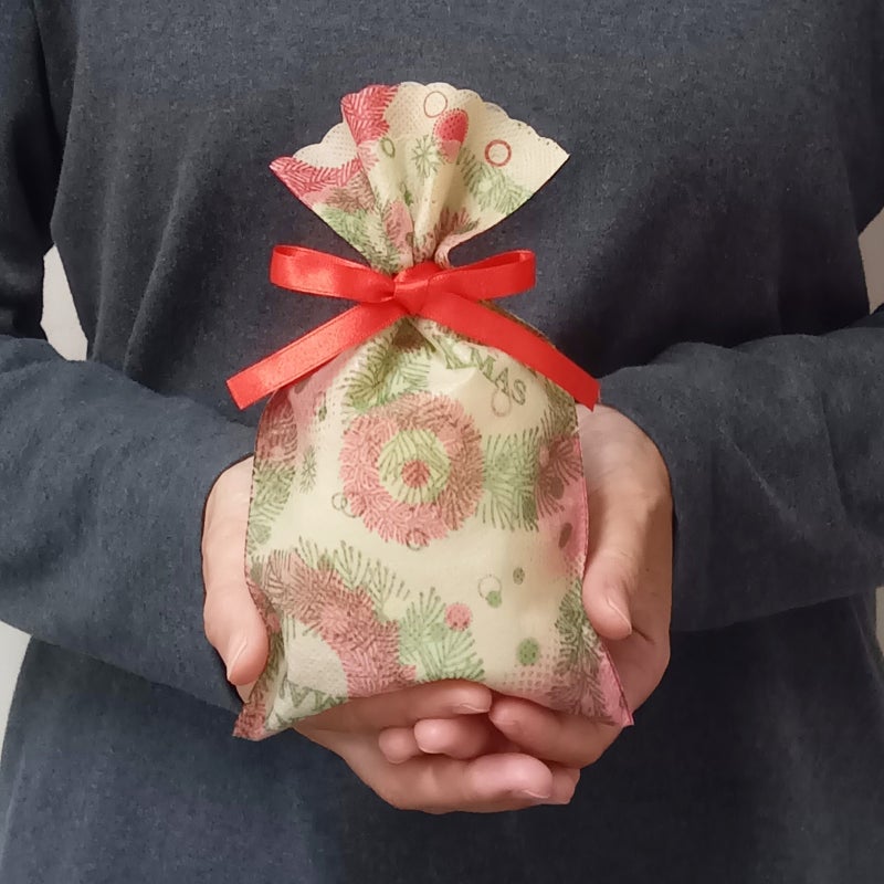 【クリスマス】2層ソフトバッグ リボン巾着（S2）リース柄｜不織布ラッピング袋｜20枚入～